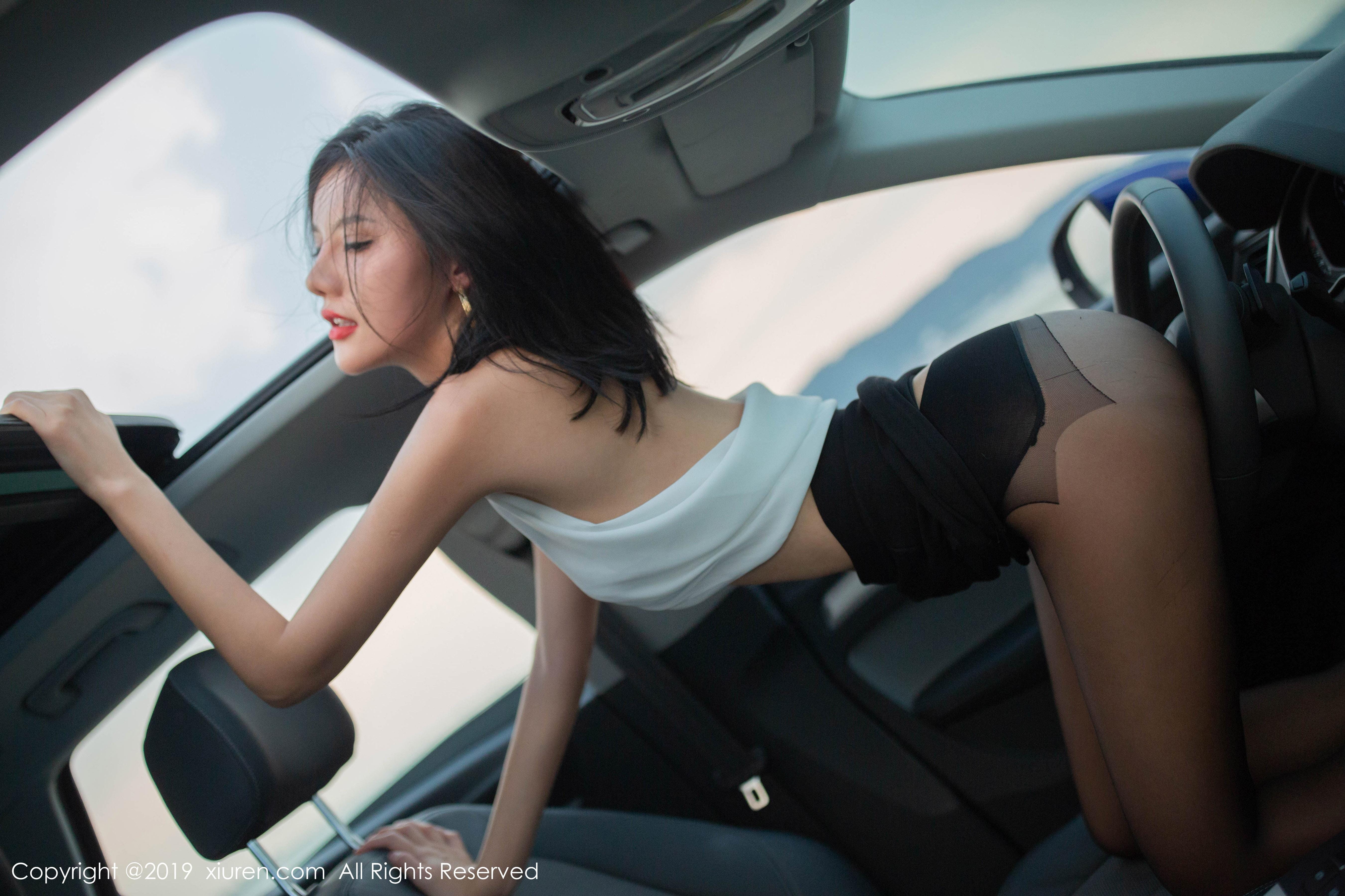 紧身包臀裙线条勾勒内里迷人爆乳美胸身段